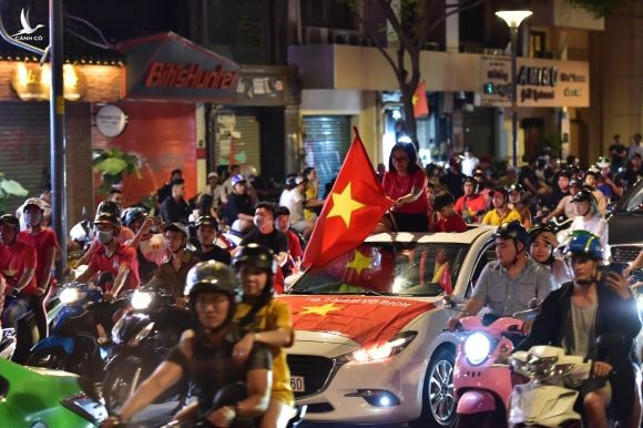 Nguoi ham mo do ra duong mung tuyen Viet Nam danh bai UAE hinh anh 33