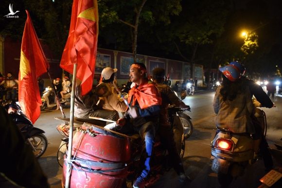 Nguoi ham mo do ra duong mung tuyen Viet Nam danh bai UAE hinh anh 25