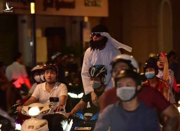 Nguoi ham mo do ra duong mung tuyen Viet Nam danh bai UAE hinh anh 30