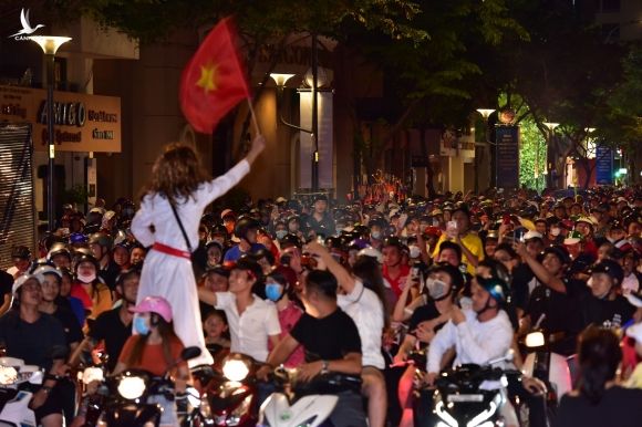 Nguoi ham mo do ra duong mung tuyen Viet Nam danh bai UAE hinh anh 32