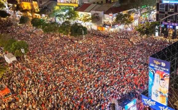 Hàng vạn CĐV đổ ra đường cổ vũ U22 Việt Nam, tin thầy trò HLV Park sẽ vô địch SEA Games