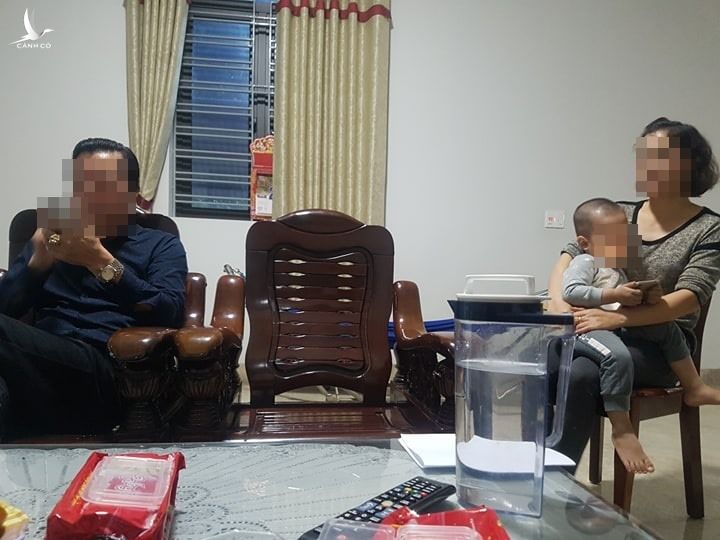 Vợ của Nguyễn Quang Huy trao đổi với phóng viên. 