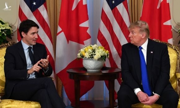 Tổng thống Mỹ Trump (phải) và Thủ tướng Canada Justin Trudeau gặp nhau bên lề hội nghị NATO ở Anh ngày 3/12. Ảnh: AFP.