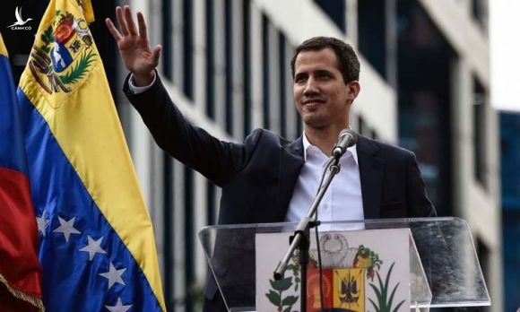 Juan Guaido phát biểu trước đám đông ủng hộ ở Caracas ngày 23/1. Ảnh: AFP.