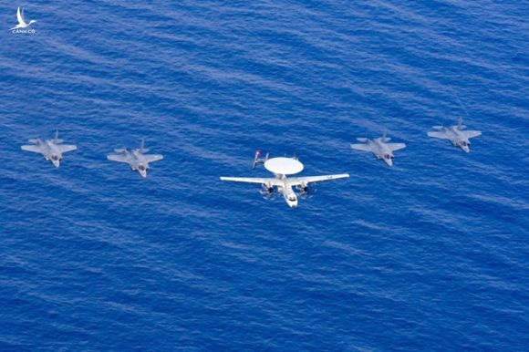 Bốn tiêm kích F-35 và máy bay cảnh báo sớm E-2D Hawkeye dàn đội hình tại cuộc tập trận chung Mỹ - Philippines hồi tháng 4 /// Ảnh: Không quân Mỹ