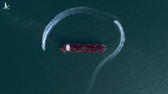 Xuồng tuần tra Iran chạy vòng quanh tàu dầu Stena Impero