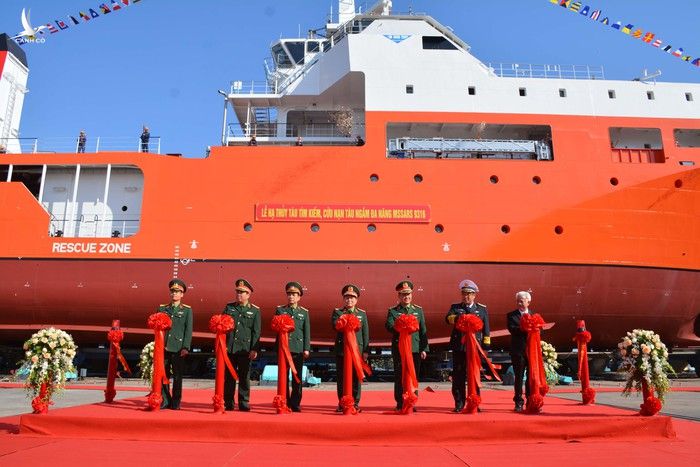 Tàu 927-Yết Kiêu hoàn thành công tác hạ thủy. Đây là loại tàu cứu hộ tàu ngầm lần đầu tiên đóng mới tại Việt Nam và trang bị cho Quân chủng Hải quân.