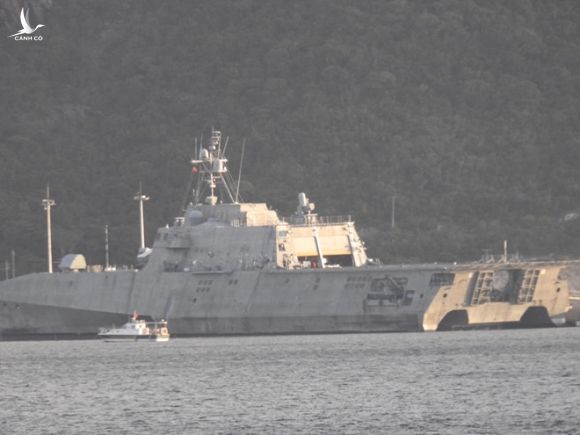 Tàu tác chiến ven bờ USS Gabrielle Giffords của hải quân Mỹ thăm cảng Cam Ranh - ảnh 4