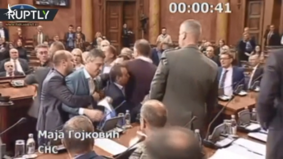 Video nghị sĩ Serbia lao vào ẩu đả dữ dội tại quốc hội - 1