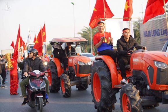 Người dân lái máy cày ra Nội Bài đón những người hùng SEA Games 30 - Ảnh 6.