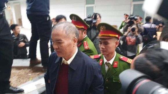 Hình ảnh mới nhất phiên xét xử vụ MobiFone mua AVG: ông Nguyễn Bắc Son, Trương Minh Tuấn tới tòa - Ảnh 7.