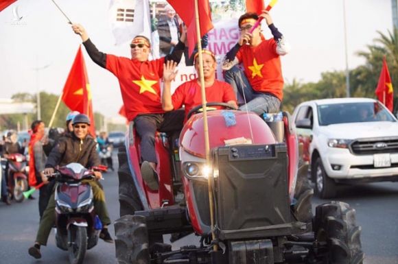 Người dân lái máy cày ra Nội Bài đón những người hùng SEA Games 30 - Ảnh 7.