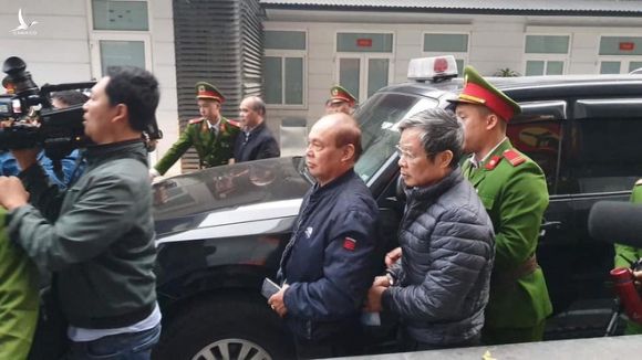 Hình ảnh mới nhất phiên xét xử vụ MobiFone mua AVG: ông Nguyễn Bắc Son, Trương Minh Tuấn tới tòa - Ảnh 4.