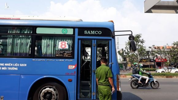 Nguyên nhân nhóm giang hồ chặn xe buýt trước Gigamall ở Sài Gòn đập phá - Ảnh 1.