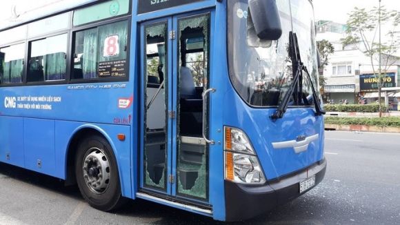 Nhóm côn đồ vác mã tấu đập phá xe buýt trên đường Phạm Văn Đồng - Ảnh 5.