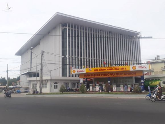 Khối nhà trụ sở UBND tỉnh Cà Mau nằm cạnh Cửa hàng xăng dầu Tân Hải /// Ảnh: Gia Bách