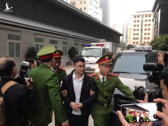 Hình ảnh mới nhất phiên xét xử vụ MobiFone mua AVG: ông Nguyễn Bắc Son, Trương Minh Tuấn tới tòa - Ảnh 6.