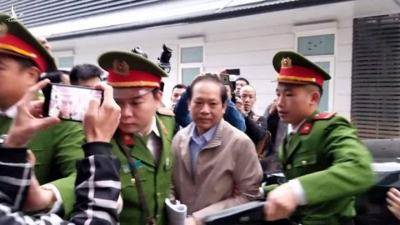Hình ảnh mới nhất phiên xét xử vụ MobiFone mua AVG: ông Nguyễn Bắc Son, Trương Minh Tuấn tới tòa - Ảnh 3.