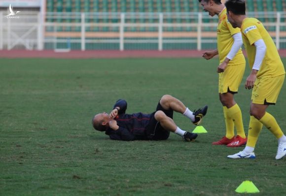 Thầy Park té lăn cù vì chơi bóng ma với học trò - Ảnh 6.