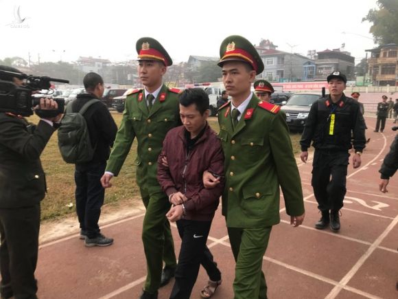 Xét xử vụ nữ sinh giao gà ở Điện Biên: Các bị cáo khai lý lịch cá nhân, Bùi Văn Công khai có 1 con nhưng không nhớ ngày sinh - Ảnh 13.