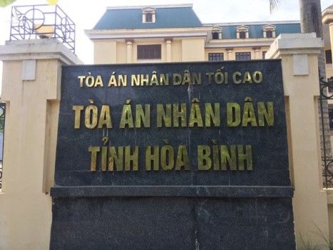 Nguyễn Quang Huy vào được cơ quan nhà nước để làm chánh Văn Phòng Tòa Án Nhân Dân huyện Cao Phong.