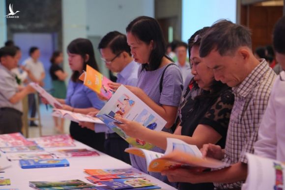 Triển lãm, giới thiệu SGK lớp 1 của NXB Giáo dục VN /// Ảnh: Bá Hải