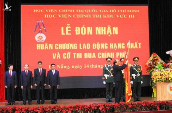 Thủ tướng Nguyễn Xuân Phúc trao Huân chương Lao động hạng Nhất cho Học viện Chính trị khu vực III - Ảnh 2.