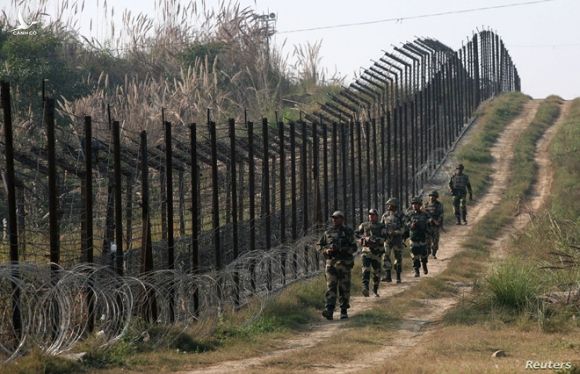 Lính Ấn Độ tuần tra dọc biên giới với Pakistan /// Reuters