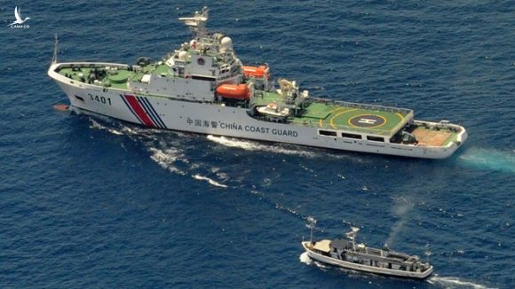 Tàu hải cảnh Trung Quốc (lớn) trong một lần so kè với tàu Philippines ở Biển Đông /// AFP