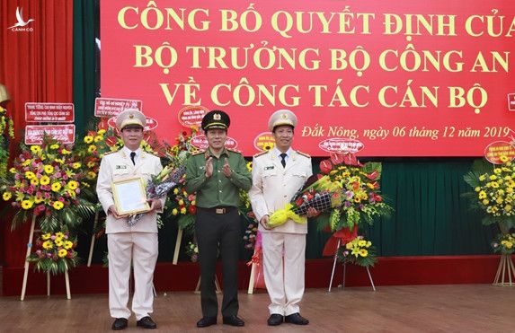 Thứ trưởng Lương Tam Quang trao quyết định bổ nhiệm, tặng hoa chúc mừng đại tá Hồ Văn Mười (trái) và đại tá Lê Văn Tuyến (phải) /// Ảnh: Minh Quỳnh