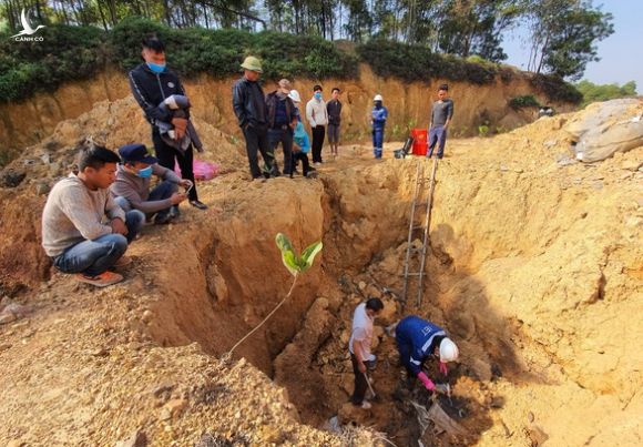 Công an Hà Nội tìm ra chủ mưu vụ 11 hố chôn trộm chất thải nguy hại ở Sóc Sơn - Ảnh 1.