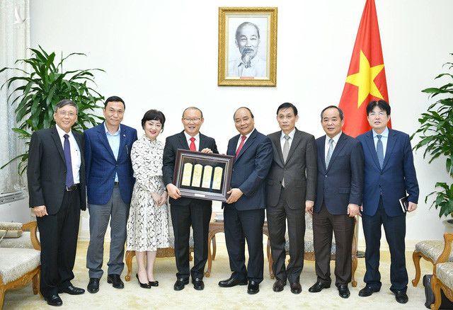 Thủ tướng Nguyễn Xuân Phúc tặng quà cho HLV Park Hang-seo và phu nhân.