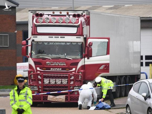 Cảnh sát khám nghiệm chiếc xe container chứa 39 thi thể người Việt tại khu công nghiệp ở hạt Essex, Anh hôm 23/10. Ảnh: PA