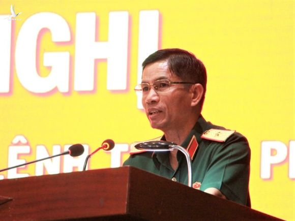 Thiếu tướng Đặng Văn Hùng, Phó tham mưu trưởng Quân khu 7, thông tin tình hình biên giới Tây Nam tại Hội nghị Quân chính Bộ Tư lệnh TP.HCM /// Ảnh: Sỹ Đông