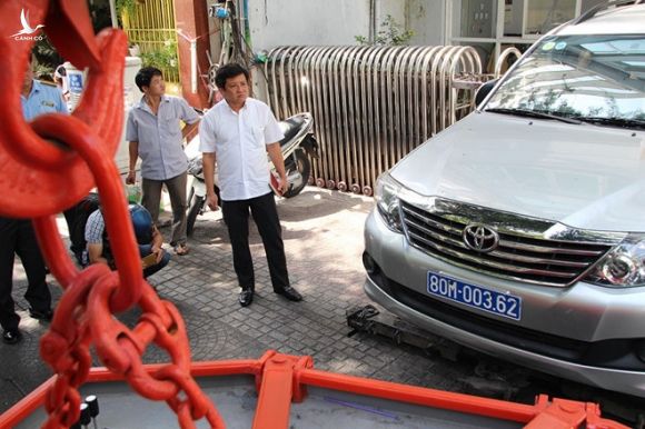 Ông Đoàn Ngọc Hải bán đồng hồ, điện thoại 'siêu sang' làm từ thiện - ảnh 1