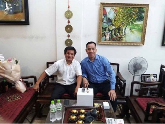 Đại diện doanh nhân ở Quảng Ninh (xin giấu tên) đến trả tiền mua đồng hồ, điện thoại siêu sang của ông Đoàn Ngọc Hải /// Đ.N