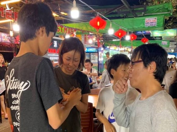Gia đình du khách Nhật được một doanh nghiệp ở Phú Quốc đưa đi tham quan chợ đêm Phú Quốc vào tối 27.12 /// ẢNH: HOÀNG TRUNG