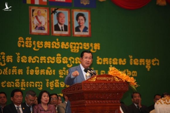 Thu tuong Hun Sen benh vuc cau thu goc Viet sut truot penalty hinh anh 1 fn-2019-12-11-10-34-50-6.jpg