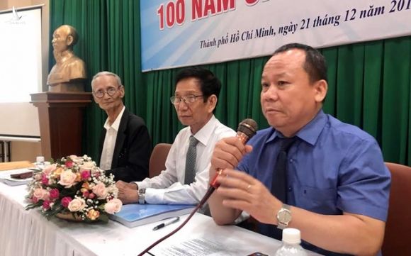 GS-TS Nguyễn Văn Hiệp (bìa phải) tại hội thảo sáng nay /// Hà Ánh