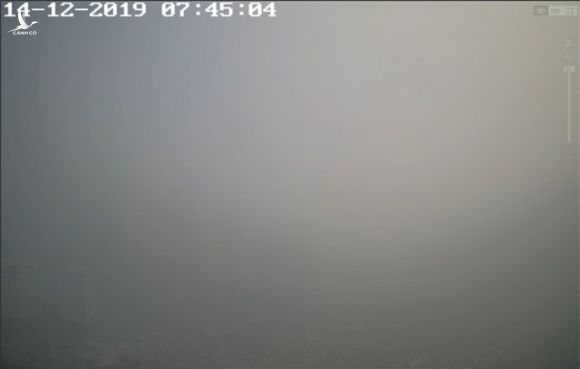 Hà Nội sương mù dày đặc, báo động tím tình trạng ô nhiễm không khí - Ảnh 1.