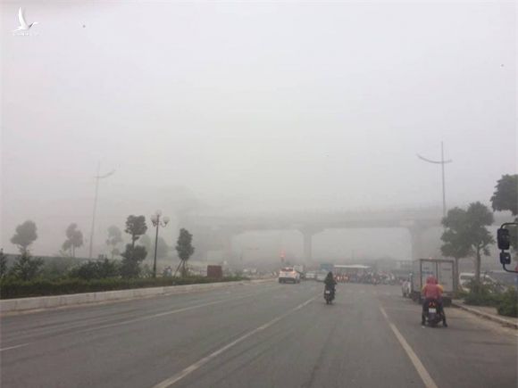 Hà Nội sương mù dày đặc, báo động tím tình trạng ô nhiễm không khí - Ảnh 3.