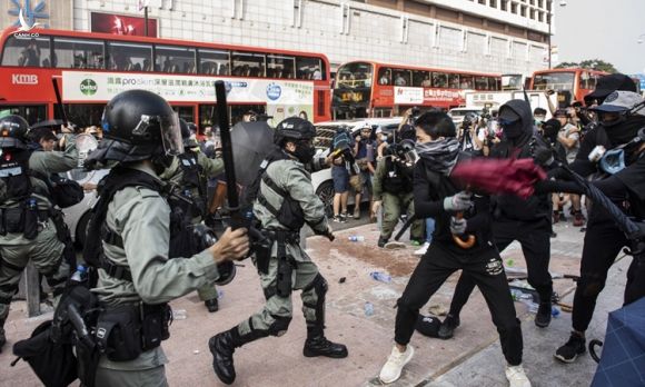 Cảnh sát và người biểu tình Hong Kong đối đầu ở quận Tsim Sha Tsui, khu vực Cửu Long hồi tháng 10. Ảnh: AFP.