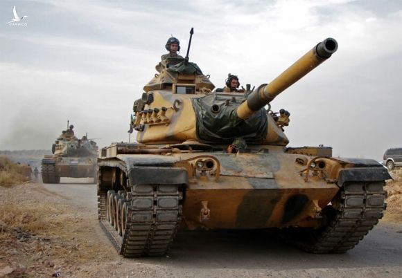 Xe tăng Thổ Nhĩ Kỳ tiến vào town of Tukhar, north of Syrias northern city of Manbij,ư