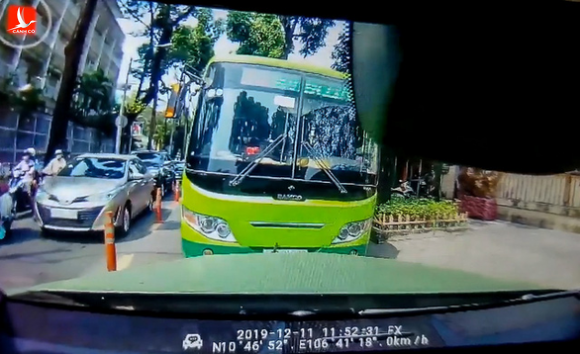 Xe buýt chạy ngược chiều nghênh ngang, một ôtô buộc xe buýt phải đi đúng - Ảnh 1.