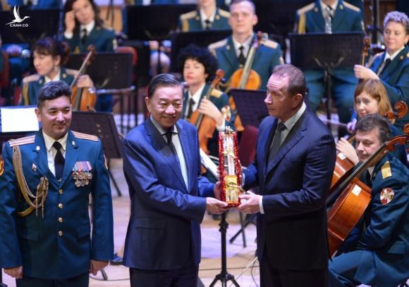 Nghệ sĩ Việt thăng hoa cùng dàn nhạc Lực lượng vệ binh quốc gia Nga