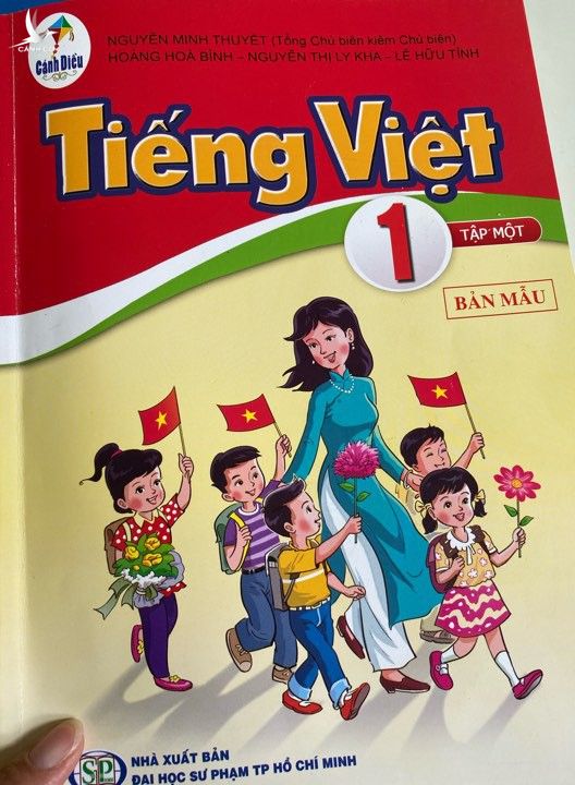 Cận cảnh những trang đầu tiên trong bộ sách giáo khoa mới - Ảnh 1 Cận cảnh những trang đầu tiên trong bộ sách giáo khoa mới - Ảnh 1