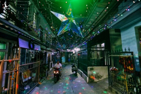 Sắc màu Giáng sinh trong những con hẻm Sài Gòn