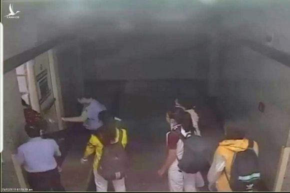 Nữ sinh trường y tố bị bảo vệ bệnh viện đánh, nhốt trong phòng