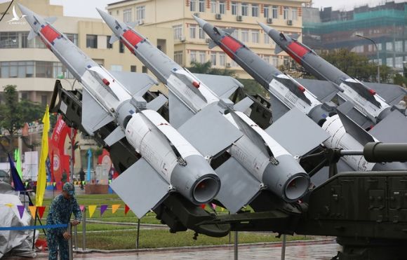 Việt Nam trưng bày nhiều vũ khí hiện đại