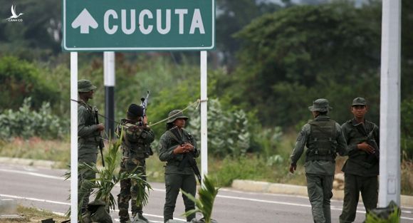 Phe đối lập Venezuela tấn công quân đội, cướp kho đạn